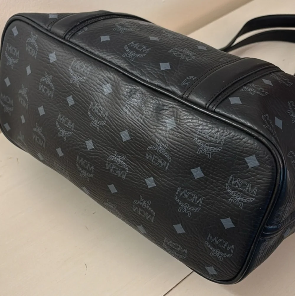 💯 Auth MCM Black Leather Tote Bag (Medium) - Picture 3 of 16